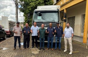 AGRICULTURA Jacarezinho recebe novo caminhão prancha para reforçar serviços no campo