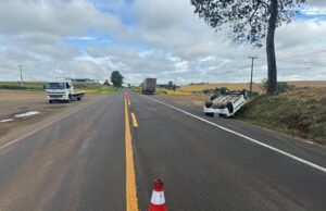 ACIDENTE ENTRE CARRO E CAMINHÃO DEIXA DUAS PESSOAS FERIDAS NA PR-092 EM Wenceslau Braz