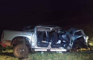 COLISÃO ENTRE CAMINHONETE E ÔNIBUS DEIXA TRÊS FERIDOS NA PR-855 EM BANDEIRANTES