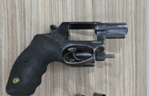 Polícia Militar localiza arma de fogo e prende em flagrante suspeito de atirar em jovem, no centro de Jacarezinho.