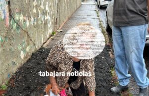 IDOSA AFUNDA EM BURACO NA CALÇADA E É SOCORRIDA POR POPULARES NO CENTRO DE JACAREZINHO