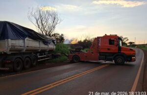 Acidente entre dois caminhões deixa dois feridos na PR 431, entre Jacarezinho e Cambara.