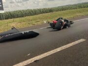 Motociclista de Bandeirantes morre e passageira fica ferida na Raposo Tavares em Cândido Mota Sp