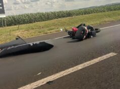 Motociclista de Bandeirantes morre e passageira fica ferida na Raposo Tavares em Cândido Mota Sp