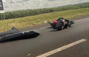 Motociclista de Bandeirantes morre e passageira fica ferida na Raposo Tavares em Cândido Mota Sp