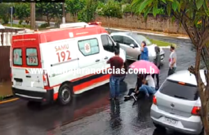 Motociclista fica ferida após sofrer queda de moto na Avenida Getúlio Vargas em Jacarezinho.