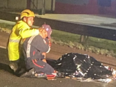 Foto de socorrista chorando sobre o corpo do filho morto em acidente no PR comove internet