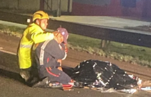 Foto de socorrista chorando sobre o corpo do filho morto em acidente no PR comove internet