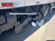 Moto vai parar em baixo de caminhão e deixa dois feridos em acidente na BR 153 em Jacarezinho