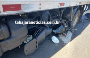 Moto vai parar em baixo de caminhão e deixa dois feridos em acidente na BR 153 em Jacarezinho