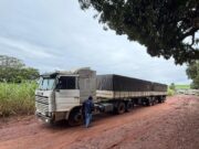 POLÍCIA MILITAR RECUPERA CAMINHÃO E CARRETA ROUBADOS NA BR-153 EM JACAREZINHO