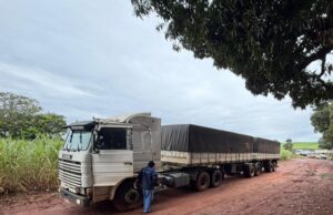 POLÍCIA MILITAR RECUPERA CAMINHÃO E CARRETA ROUBADOS NA BR-153 EM JACAREZINHO