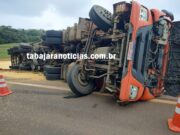 Carreta tomba e atinge dois carros na BR 153 em Jacarezinho.