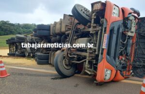 Carreta tomba e atinge dois carros na BR 153 em Jacarezinho.