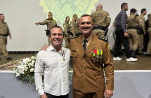 JACAREZINHO Palhares recebe Medalha Guardião do Norte Pioneiro durante comemorações dos 73 anos do 2º BPM