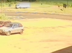 Câmera registra acidente entre caminhão e moto que deixou duas pessoas gravemente feridas na BR 153 em Jacarezinho.