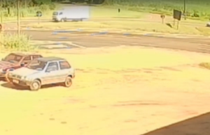Câmera registra acidente entre caminhão e moto que deixou duas pessoas gravemente feridas na BR 153 em Jacarezinho.