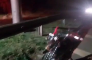 Motorista causa acidente com moto e foge sem prestar socorro no trevo da BR 153 com a PR 431.