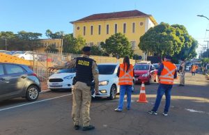 Polícia Militar, DETRAN e Prefeitura Municipal realizam Blitz do Maio Amarelo em Jacarezinho/PR