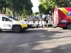 Mulher fica ferida em acidente entre carro e Biz no Centro de Jacarezinho.