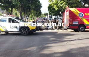 Mulher fica ferida em acidente entre carro e Biz no Centro de Jacarezinho.