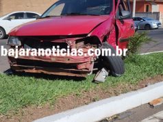 Acidente entre dois carros deixa um ferido no centro de Jacarezinho