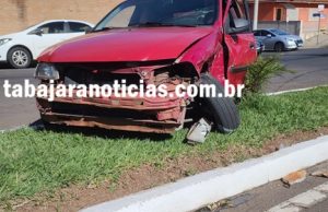 Acidente entre dois carros deixa um ferido no centro de Jacarezinho