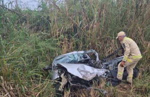 Grave acidente entre carro e caminhão deixa uma pessoa morta na BR-153, em Guapirama