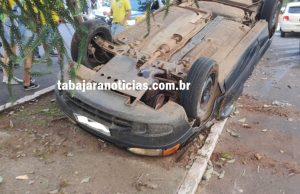 Carro capota em avenida no centro de Jacarezinho.