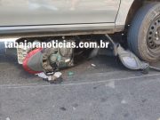 Moto para em baixo de carro e deixa motociclista ferida no centro de Jacarezinho.