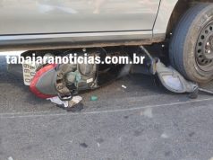 Moto para em baixo de carro e deixa motociclista ferida no centro de Jacarezinho.