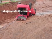 Carro sai da pista e capota no km 19 da BR 153 em Jacarezinho.