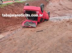 Carro sai da pista e capota no km 19 da BR 153 em Jacarezinho.