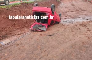 Carro sai da pista e capota no km 19 da BR 153 em Jacarezinho.