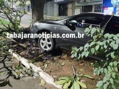 Acidente entre dois carros termina com veículo contra árvore no centro de jacarezinho