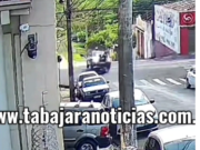 Flagrante Câmera registra acidente que carro fica em cima de moto e deixa motociclista ferida.
