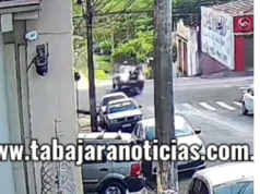 Flagrante Câmera registra acidente que carro fica em cima de moto e deixa motociclista ferida.