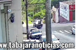 Flagrante Câmera registra acidente que carro fica em cima de moto e deixa motociclista ferida.