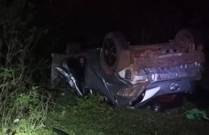 Homem de 32 anos morre após Veloster sair da pista e capotar na PR-092, em Siqueira Campos