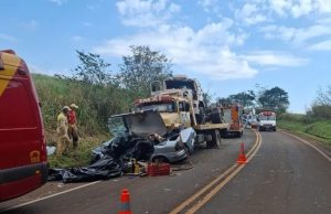 Tragédia na PR-436: colisão envolvendo três veículos deixa dois mortos e uma pessoa gravemente ferida