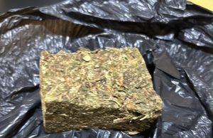 POLÍCIA MILITAR APREENDE PORÇÃO DE MACONHA ARREMESSADA EM COMÉRCIO DE SANTO ANTÔNIO DA PLATINA/PR