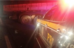 Motociclista morre após ser atingido por caminhão na BR-153, em Ibaiti; motorista de Cambará tinha sinais de embriaguez