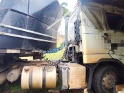 caminhão carregado de tijolos sai da pista e atinge casa na PR-090